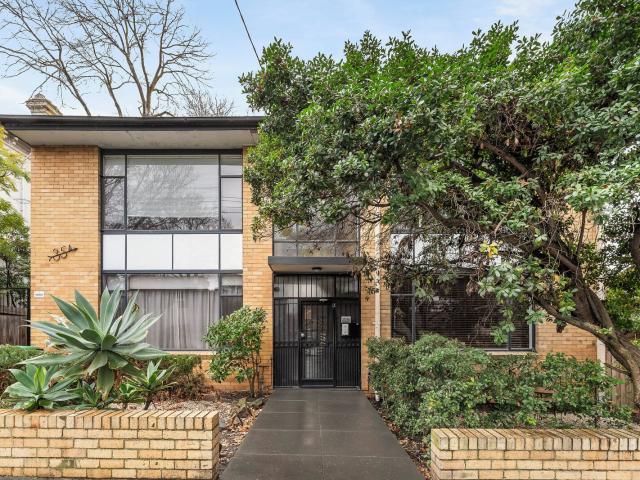 FULLY FURNISHED Apartment in a Blue Chip Prahran Setting