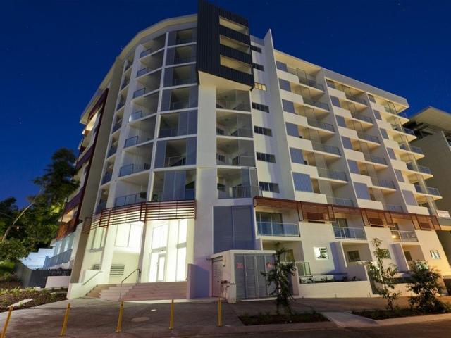 FULLY FURNISHED APARTMENT QUT DOORSTEP $780/WEEK AVAILABLE 3 NOVEMBER