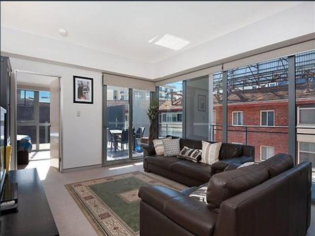 FULLY FURNISHED APARTMENT WITH A HUGE ENTERTAINER'S COURTYARD!