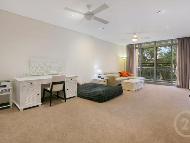 Fully Furnished Apartment with Exclusive Rooftop Terrace in the Heart of Castle Hill !