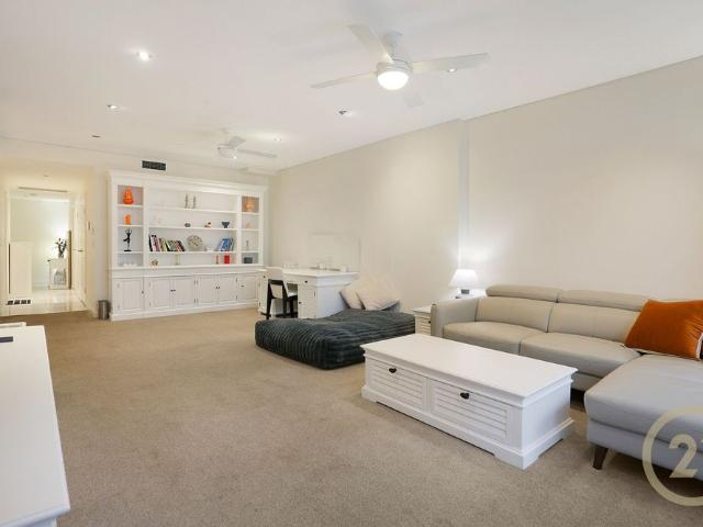Fully Furnished Apartment with Exclusive Rooftop Terrace in the Heart of Castle Hill !