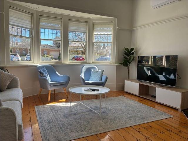Fully Furnished, Avail 1st October Central Ballarat, 2 Bed Renovated Federation Cottage