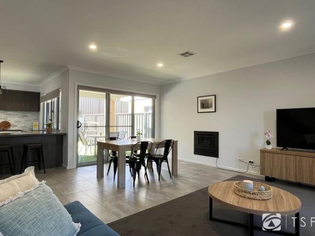 FULLY FURNISHED AVAILABLE IN APRIL