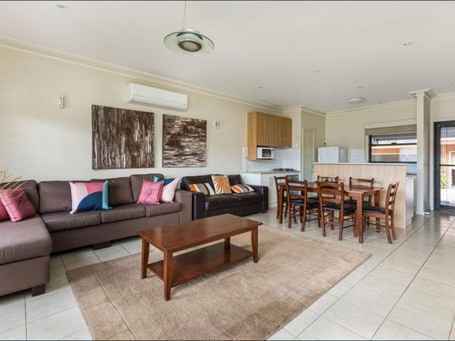 FULLY FURNISHED AVAILABLE START OF DECEMBER