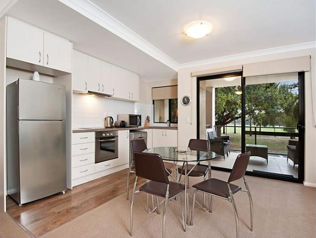 FULLY FURNISHED BOUTIQUE APARTMENT WITH PARK OUTLOOK!