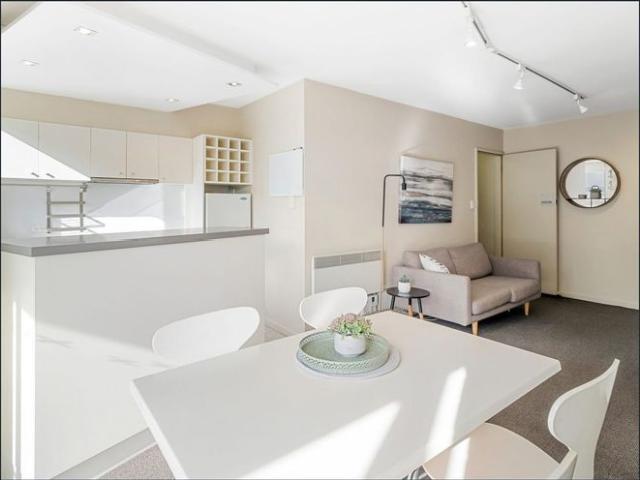 Fully Furnished Battery Point Apartment