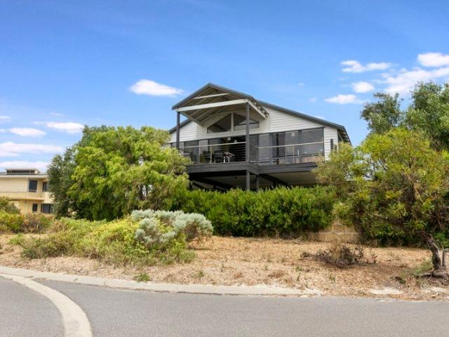 Fully furnished beach house vibes amongst the bush