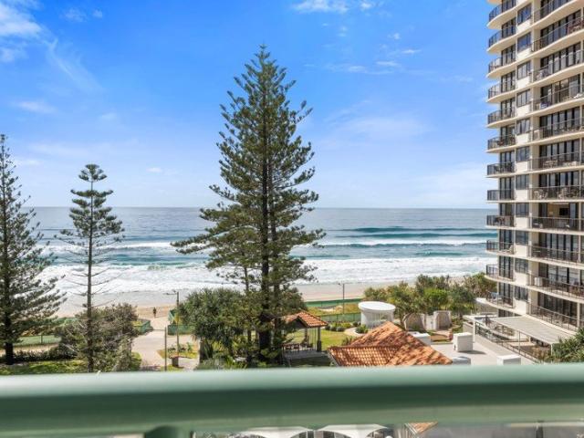 Fully Furnished Beachfront Apartment in Surfers Paradise!
