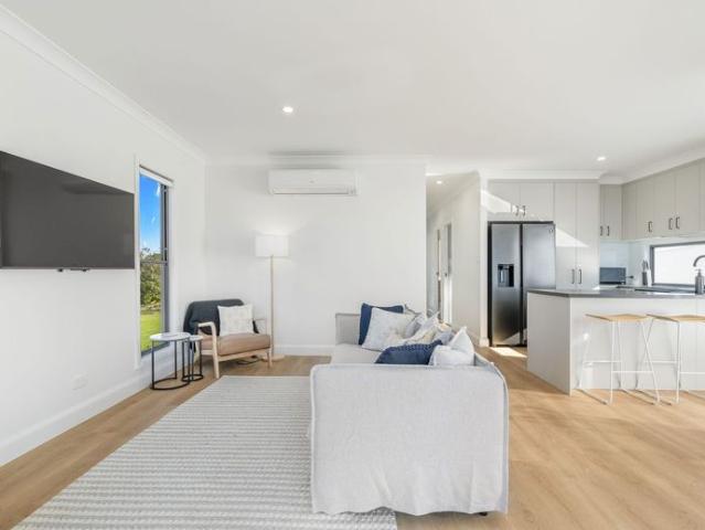Fully Furnished Beachhouse, 50m from the Beach!