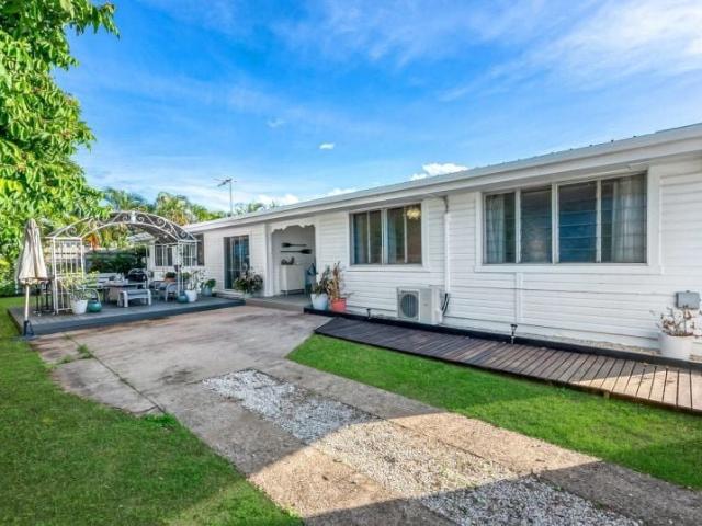 Fully Furnished Beachside Elegance!
