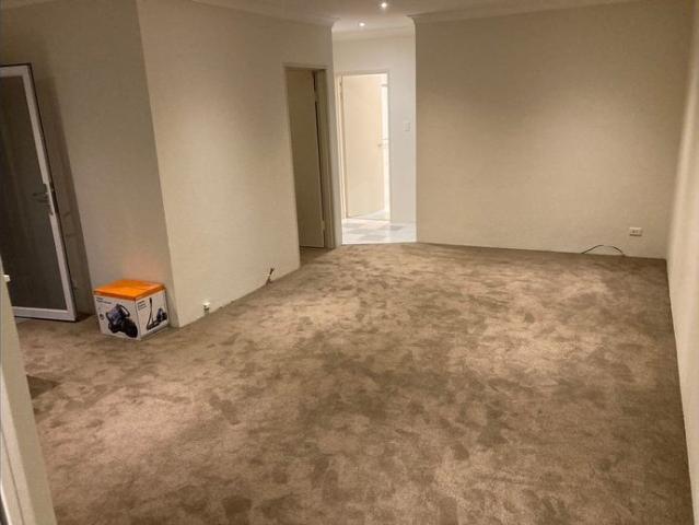 Fully Furnished Bright & Airy 3 Bedroom Apart – Prime Location Next to Shopping Centre! Closed to BUS station!