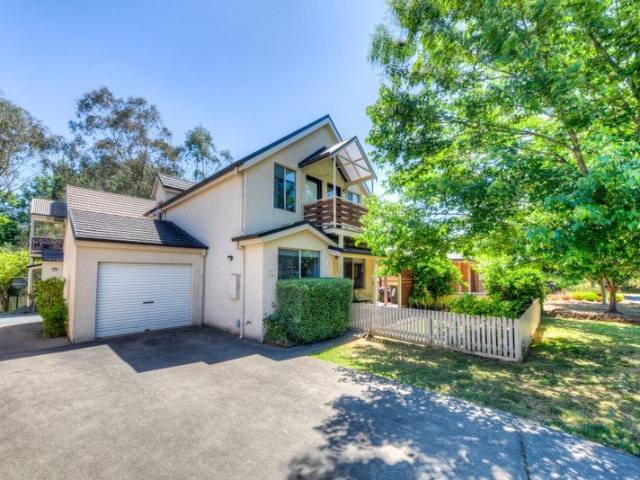 Fully Furnished Bright Townhouse Living Walk to Everything!