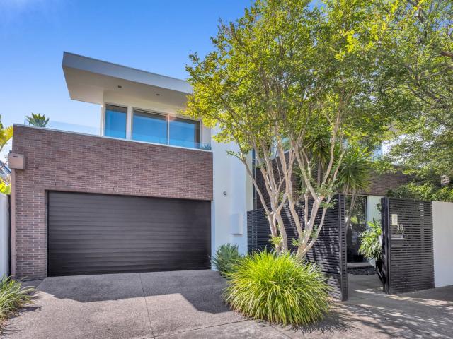 Fully Furnished Brighton Luxury on Lynch