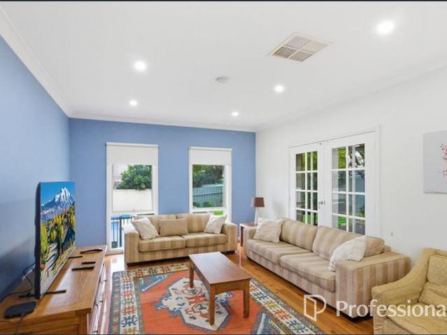 Fully Furnished Grand living on Grandview!