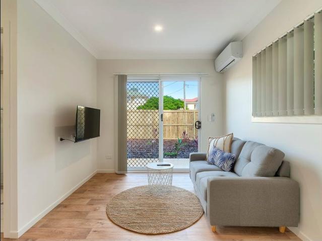 FULLY FURNISHED GROUND FLOOR COURTYARD STUDIO BILLS INCLUDED!