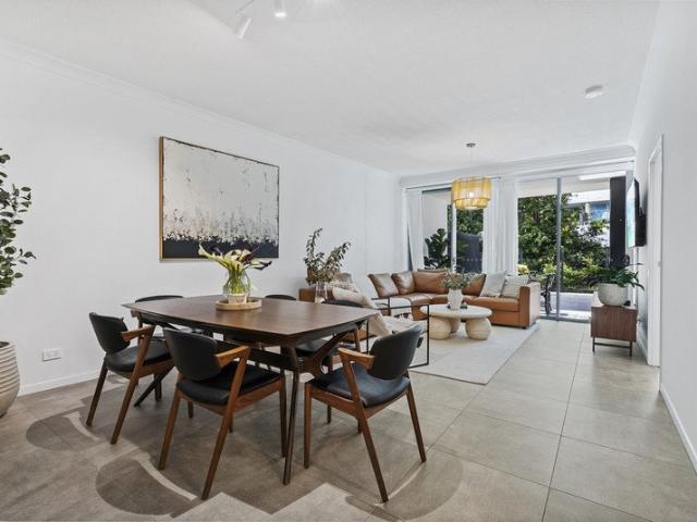 FULLY FURNISHED GROUND FLOOR EXECUTIVE APARTMENT IN SOUGHT AFTER SOUTH LAKES