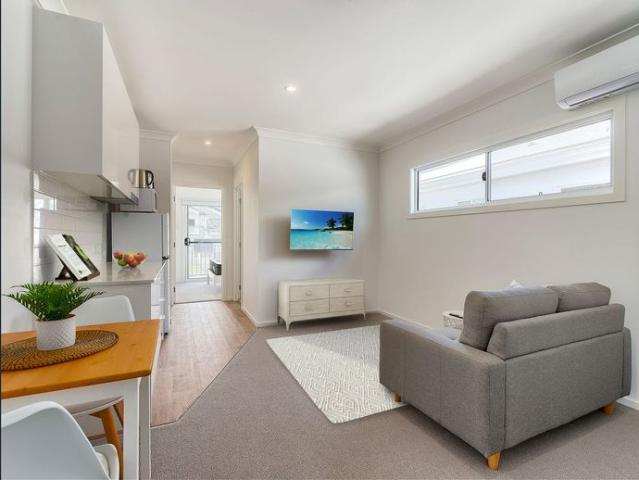 FULLY FURNISHED, DESIGNER APARTMENT IN MANLY WEST