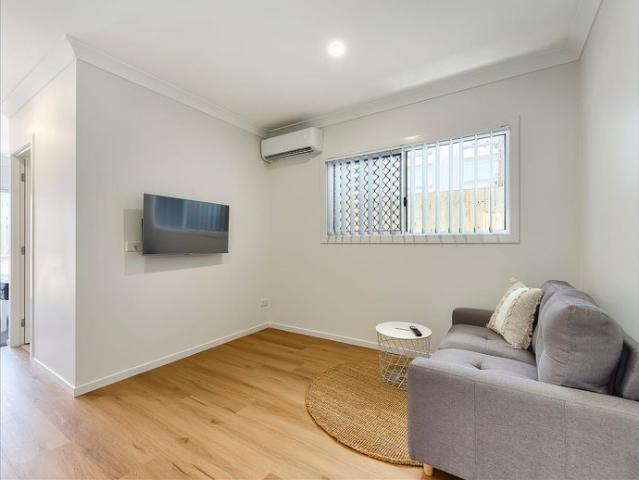 FULLY FURNISHED, DESIGNER STUDIO APARTMENT – BILLS INCLUDED!