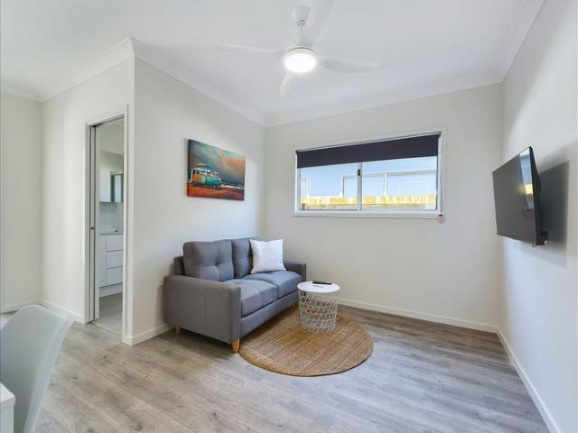 FULLY FURNISHED, DESIGNER STUDIO APARTMENT – BILLS INCLUDED!