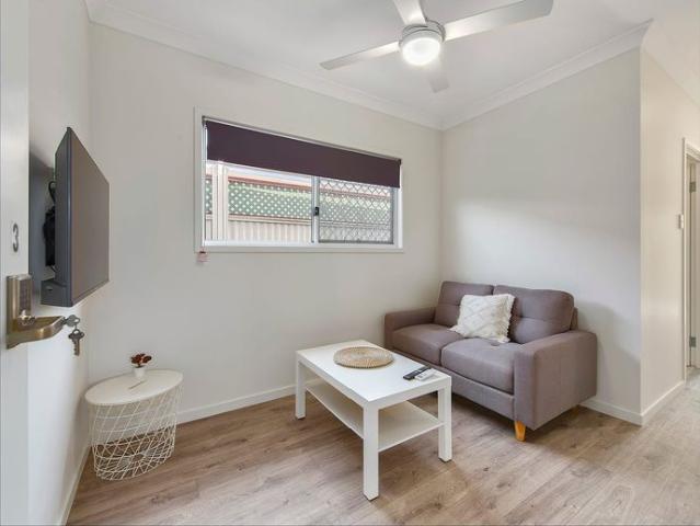 FULLY FURNISHED, DESIGNER STUDIO APARTMENT – BILLS INCLUDED!