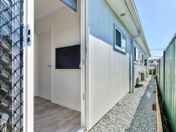 FULLY FURNISHED, DESIGNER STUDIO APARTMENT– BILLS INCLUDED!