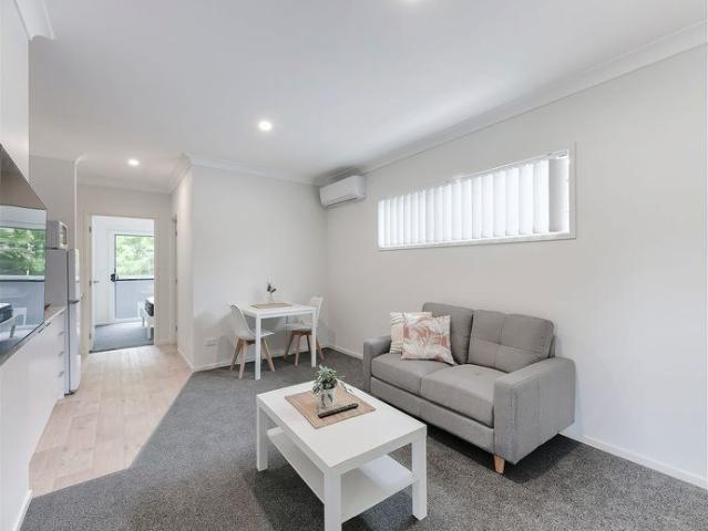 FULLY FURNISHED, DESIGNER STUDIO APARTMENT – BILLS INCLUDED!