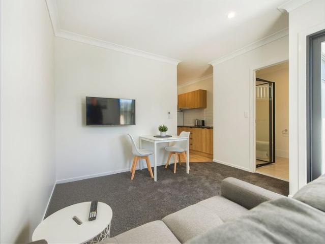 FULLY FURNISHED, DESIGNER STUDIO APARTMENT – BILLS INCLUDED!