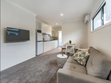 FULLY FURNISHED, DESIGNER STUDIO APARTMENT – BILLS INCLUDED!