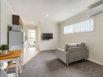 FULLY FURNISHED, DESIGNER STUDIO APARTMENT – BILLS INCLUDED!