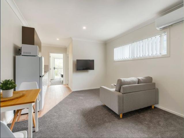 FULLY FURNISHED, DESIGNER STUDIO APARTMENT – BILLS INCLUDED!