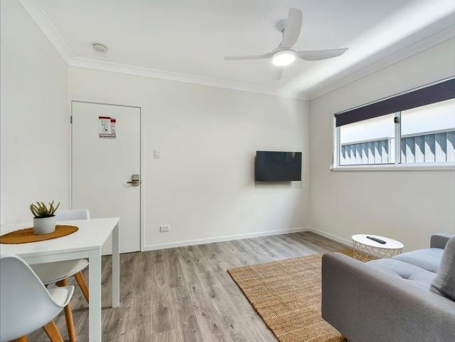 FULLY FURNISHED, DESIGNER STUDIO APARTMENT – BILLS INCLUDED!