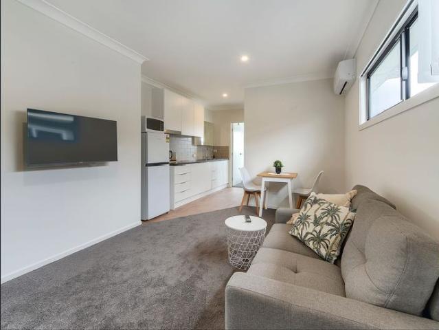 FULLY FURNISHED, DESIGNER STUDIO APARTMENT – BILLS INCLUDED!