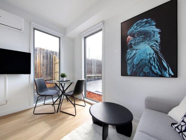FULLY FURNISHED, DESIGNER STUDIO ROOM – BILLS INCLUDED!