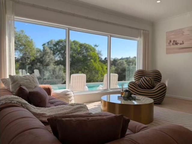 FULLY FURNISHED ELEGANT 5 BEDROOM HOME IN BROOKFIELD!