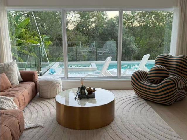 FULLY FURNISHED ELEGANT 5 BEDROOM HOME IN BROOKFIELD!