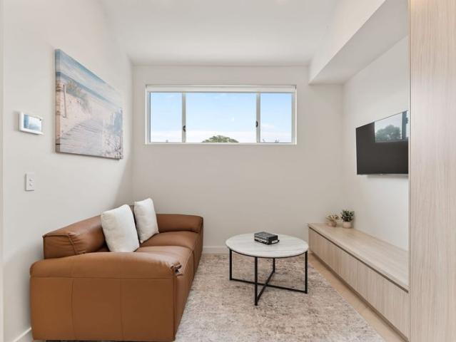 Fully Furnished | Elegant Bayside Residence with Pool & Water Glimpses | 3 4 Month Lease