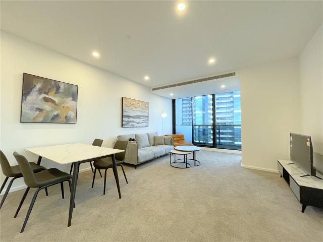 FULLY FURNISHED ELEGANT CORNER THREE BEDROOM APARTMENT LOCATED IN HEART OF SOUTHBANK