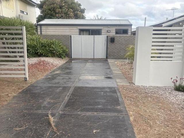 FULLY FURNISHED & EQUIPPED GRANNY FLAT!