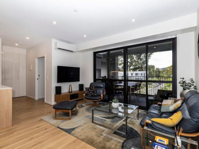FULLY FURNISHED Executive Apartment, Ideally Located