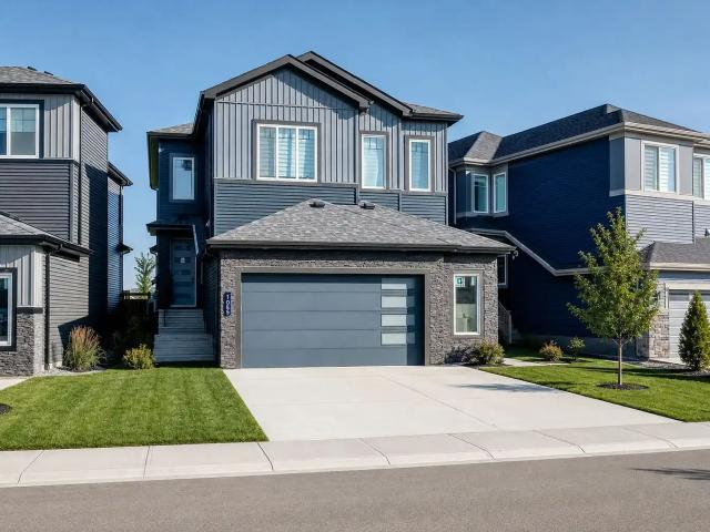 Fully Furnished Executive Home, Backs Green Space — Kinglet Gardens — 4 Bedrooms House