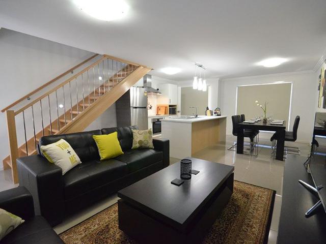 FULLY FURNISHED EXECUTIVE LIVING WITHIN WALKING DISTANCE TO THE CBD