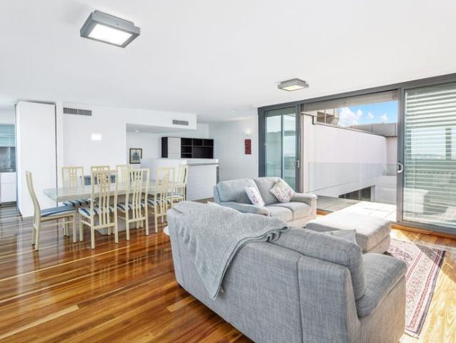 Fully furnished executive split level apartment with harbour views
