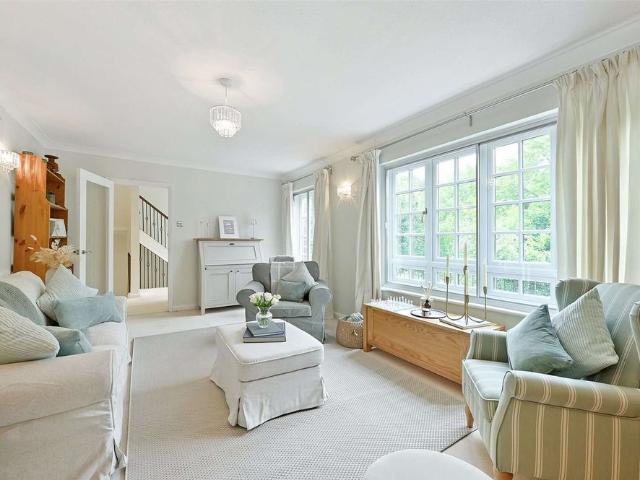 Fully furnished four bedroom townhouse on Deanfield Road available for short let