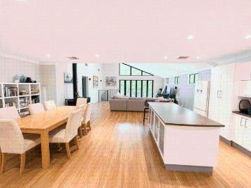 FULLY FURNISHED FAMILY HOME WITH GOLF COURSE & LAKE VIEWS