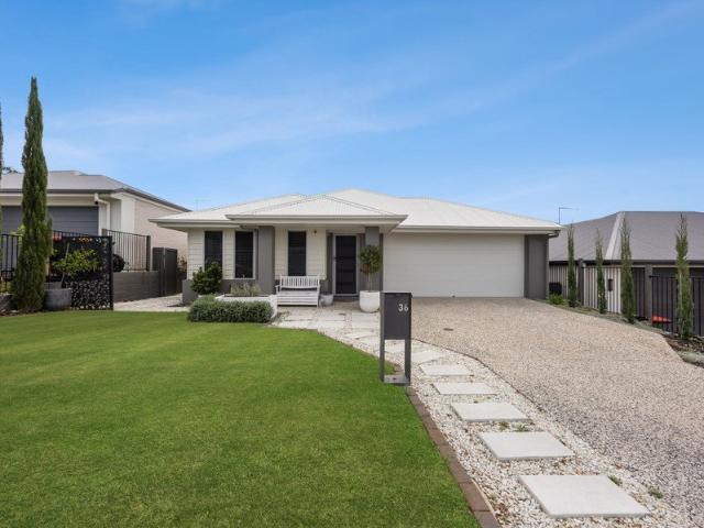 Fully Furnished Family Retreat with Driveway Parking