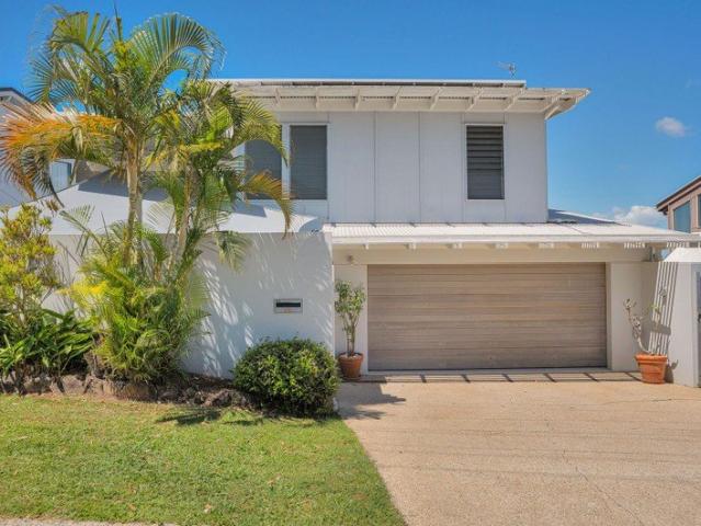 Fully Furnished* Five bedroom Coastal Sanctuary with Ocean Views, Private Pool & Parking