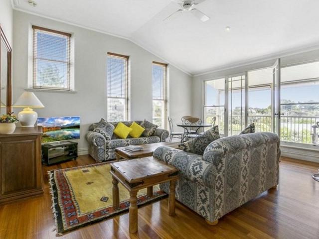 Fully Furnished Five Star Location Opposite Sorrento Beach Gas & Water Included!