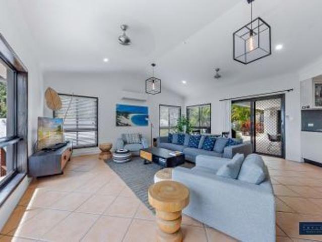 Fully Furnished House with Whitsunday views
