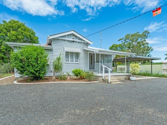 FULLY FURNISHED HOME CONVENIENT LOCATION & LAWN MAINTENANCE INCLUDED!