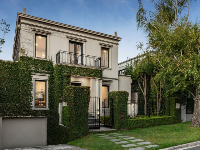 Fully furnished home in exclusive Cul de sac